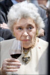 Baronesa Filipina Mathilde Camille de Rothschild usa um pingente satânico