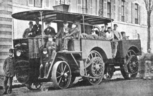 La_famille_Bollee_en_1879_a_bord_de_La_Marie-Anne_a_vapeur-300x189 De 1769 a 1881 - História do Automóvel